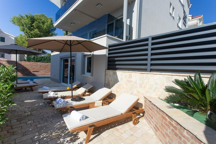 Bild 2: Kroatien, Apartment für 5,6 Personen direkt am Meer mit Pool im Ort Okrug Gornji auf der Insel Ciovo in Dalmatien
