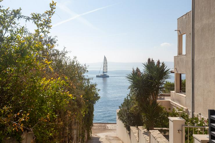Bild 1: Kroatien, Dalmatien, 2-Zimmer-Ferienwohnung direkt am Meer mit Pool, Terrasse, Fitnessraum, Grillplatz in Okrug Gornji auf der Insel Ciovo bei Split