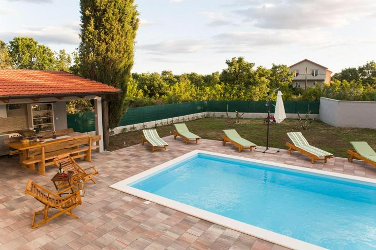 Kroatien, 8-10 Personen Ferienvilla mit privatem Pool, kostenlosem Parkplatz, Grill und Terrasse, 15 km von Pakostane