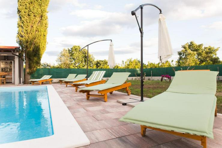 Bild 10: Kroatien, 8-10 Personen Ferienvilla mit privatem Pool, kostenlosem Parkplatz, Grill und Terrasse, 15 km von Pakostane