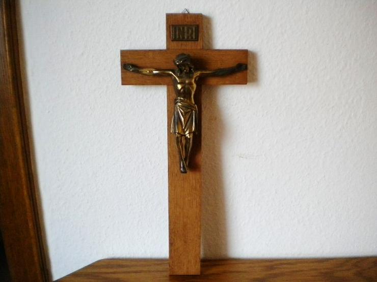Bild 2: Jesus am Kreuz,Holz,Messing?,alt