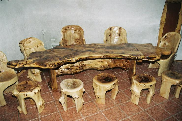 Bild 7: Rustikale Massivholz Tische und Bänke