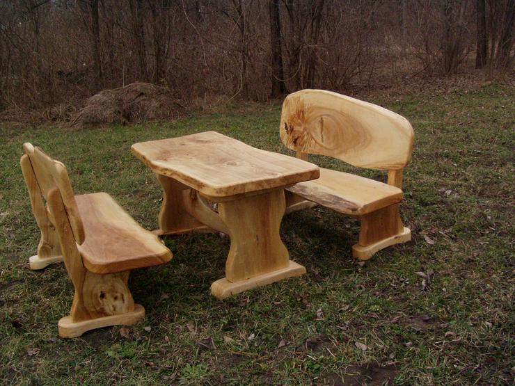 Bild 3: Rustikale Massivholz Tische und Bänke