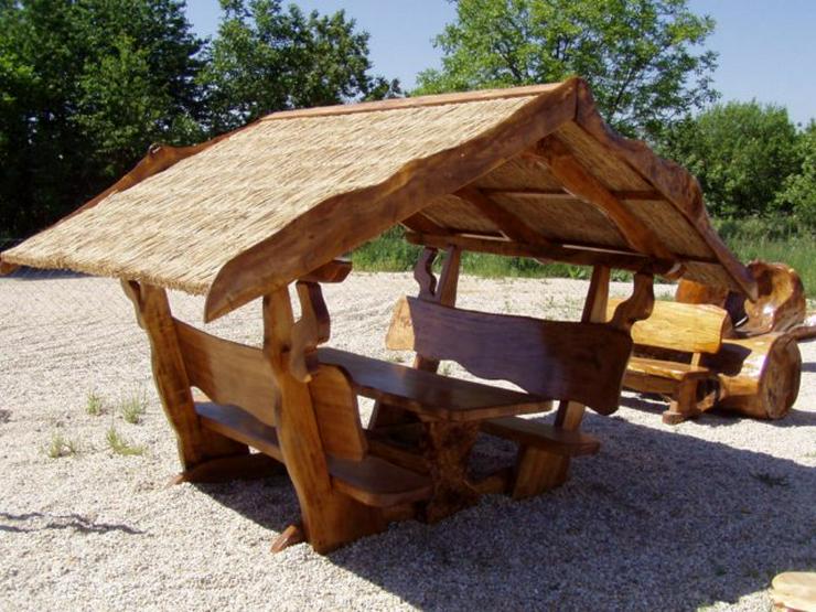 Rustikale Massivholz Tische und Bänke