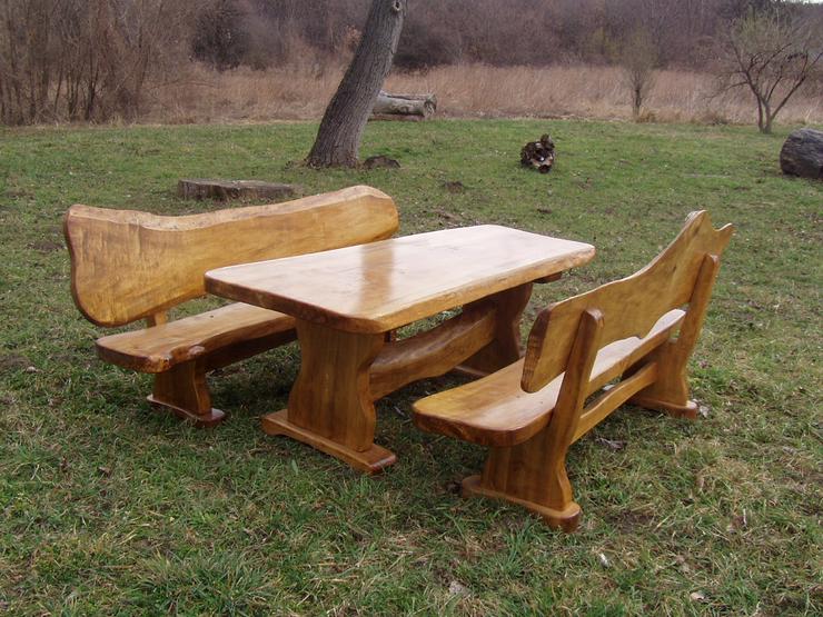 Bild 4: Rustikale Massivholz Tische und Bänke