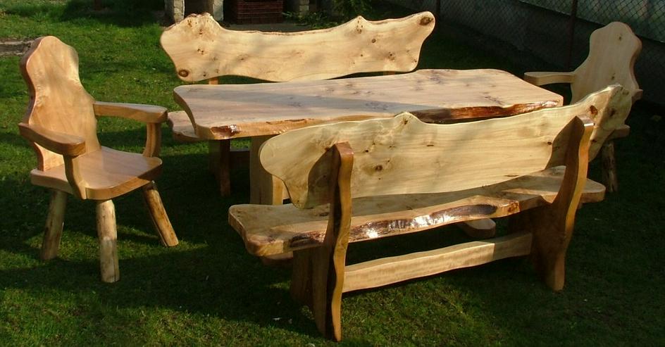 Bild 8: Rustikale Massivholz Tische und Bänke