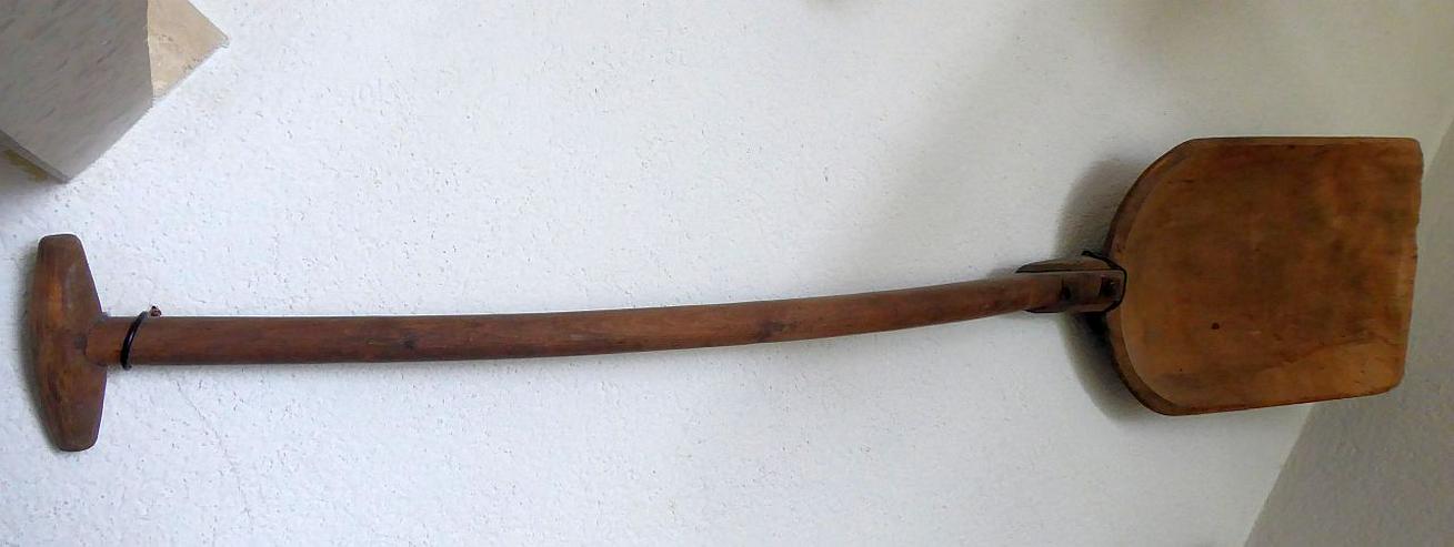 alte Kornschaufel, 1,20 m lang, Schaufel 27 cm breit