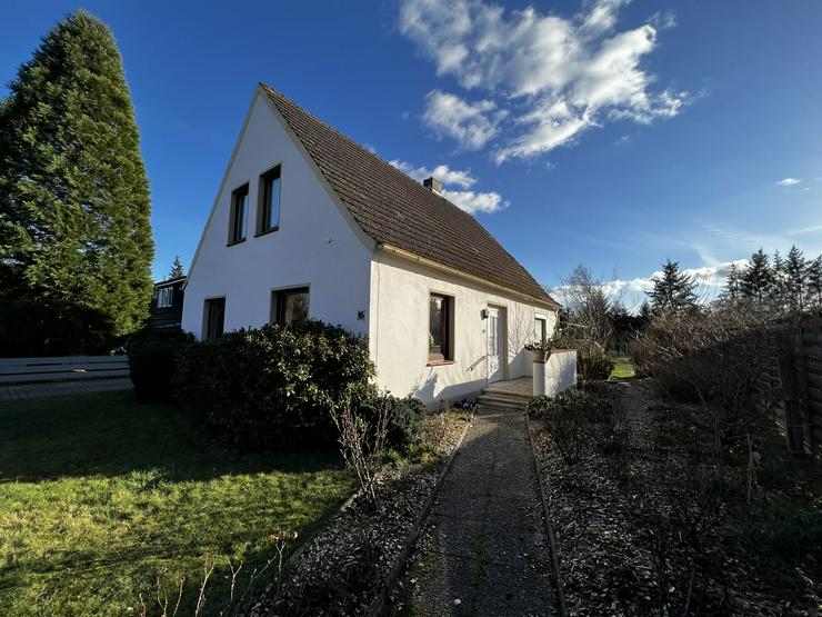 Rebenstorf / Wendland - Solides Einfamilienhaus mit überdachter Terrasse und massiver Doppelgarage - Haus kaufen - Bild 1