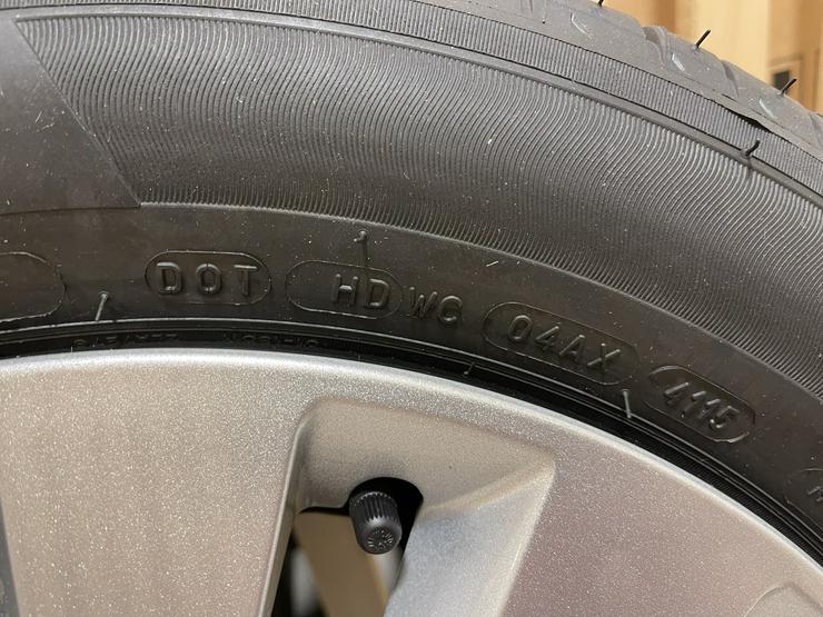 Bild 4: 4 Stück -- Michelin 205/55R/16 Reifen auf Skoda Felgen mit Radabdeckung NEU