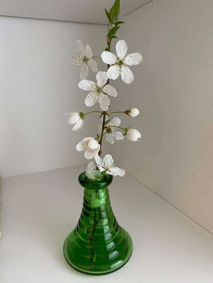 Bild 4: kleine grüne Blumenvase / Kerzenständer (18 Stück)