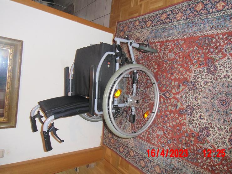 Bild 2: Wegen Todesfall, Rollstuhl Sondermodell der Firma B&B 1mal benutzt wie Neu mit 2 Sitzkissen