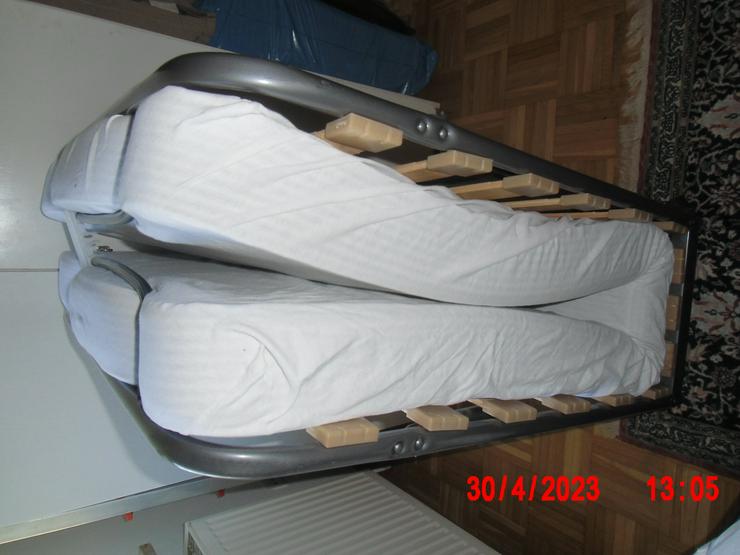 Biete zum Kauf ,, Ein Reisebett mit Matratze an" 1x gebraucht. Klappbar - Betten - Bild 1