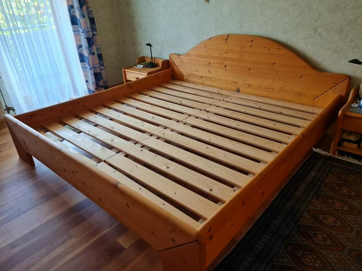 Doppelbett in Fichte, bernstein geölt, 200 x 200 cm