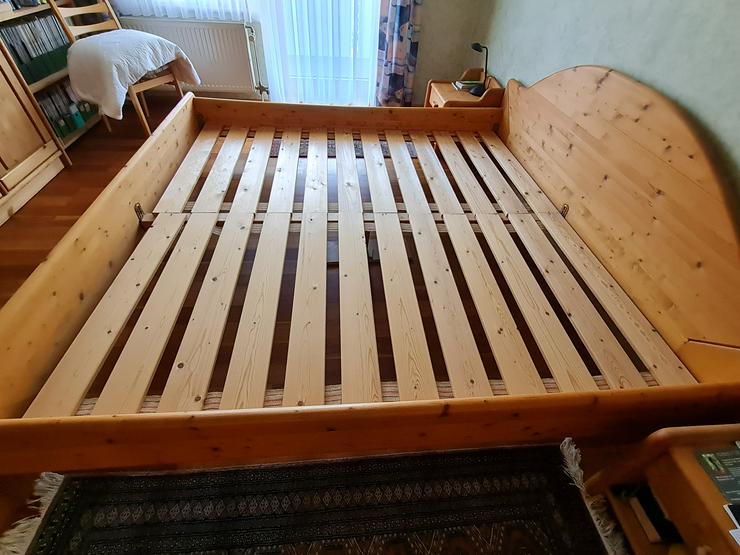 Doppelbett in Fichte, bernstein geölt, 200 x 200 cm - Betten - Bild 3