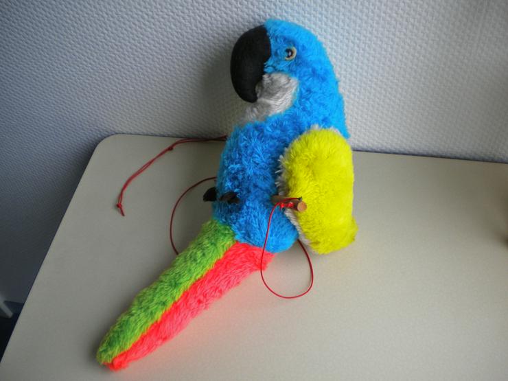 Papagei auf Stange zum Hängen,Stoff,fester Körper,Füllung,mit Funktion,ca. 41 cm,Alt - Spielwaren - Bild 4