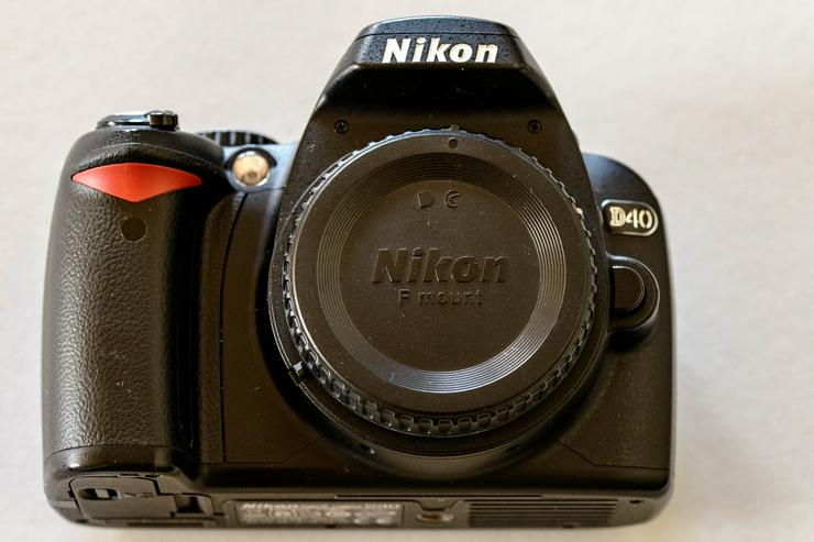 Nikon D40 - Defekt ! - mit originalem Ladegerät und originalem Akku - Digitale Spiegelreflexkameras - Bild 1