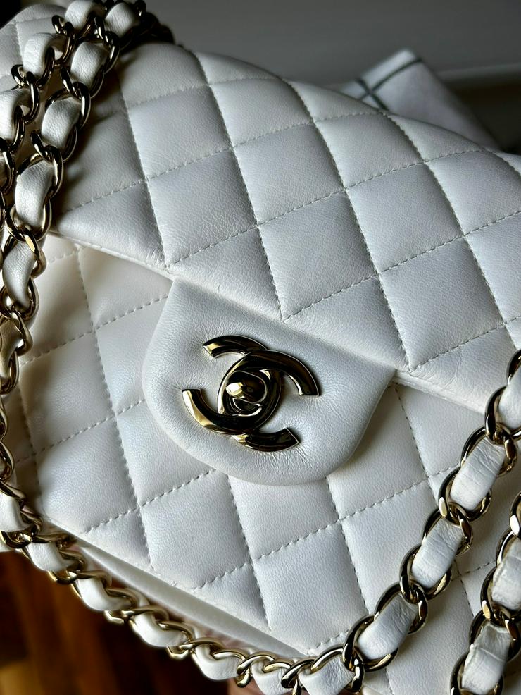 Wunderschöne Chanel-Doppelklappe aus weißem Lammleder in Small mit Champagner-Gold-Hardware zu verkaufen - Taschen & Rucksäcke - Bild 8