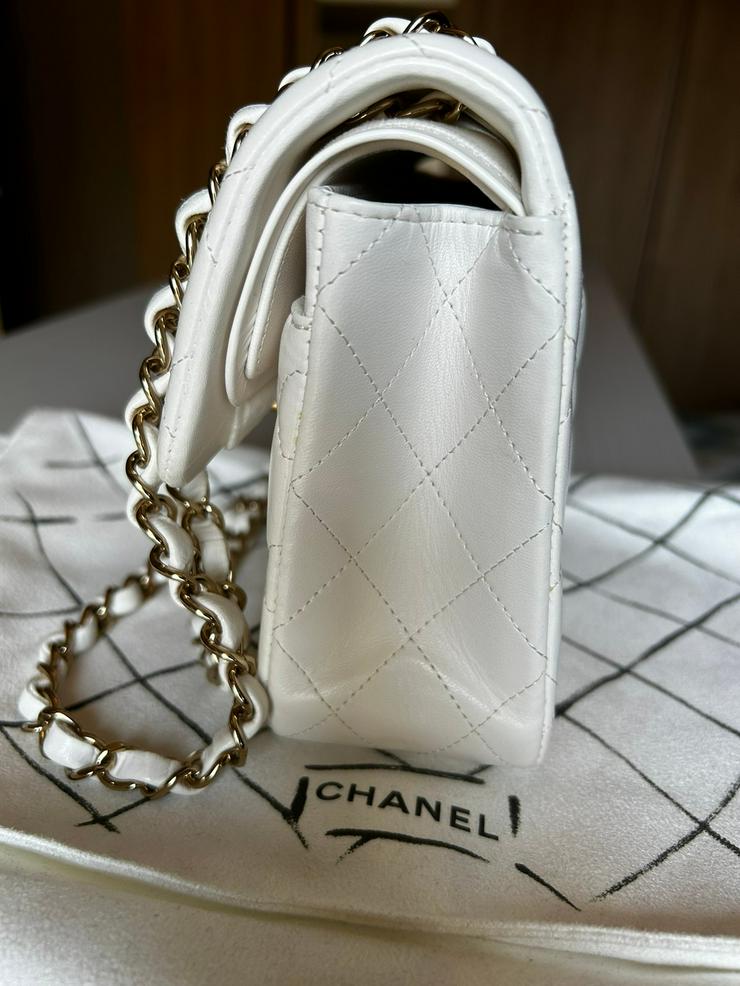 Bild 7: Wunderschöne Chanel-Doppelklappe aus weißem Lammleder in Small mit Champagner-Gold-Hardware zu verkaufen