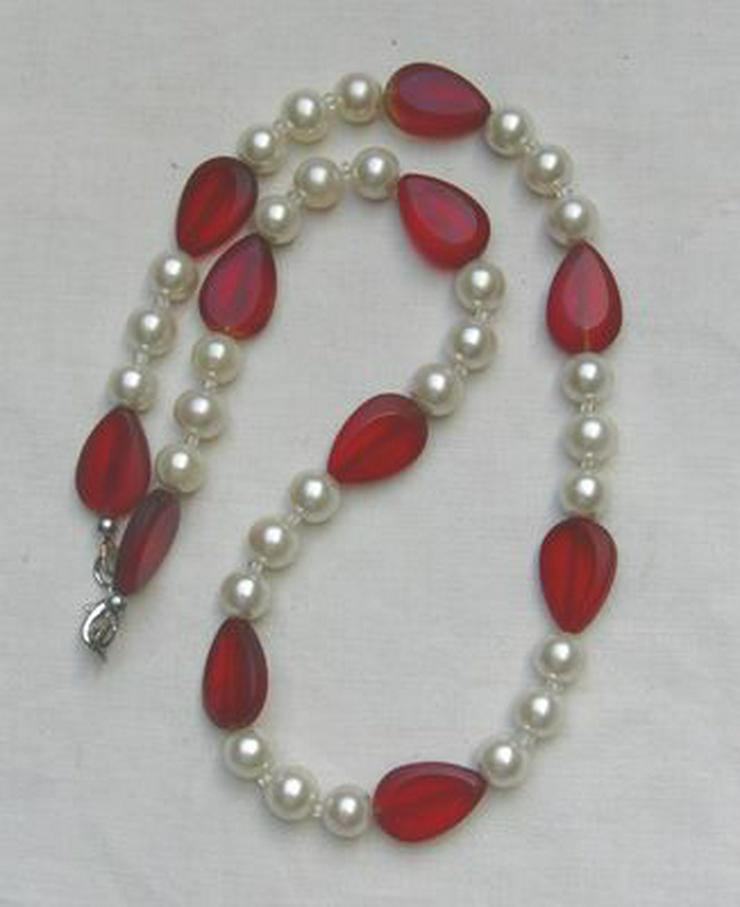 Bild 6: Edelsteinschmuck, Halskette, im rot-weis Design
