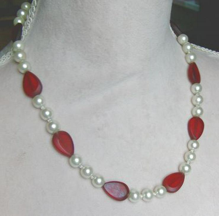 Bild 3: Edelsteinschmuck, Halskette, im rot-weis Design