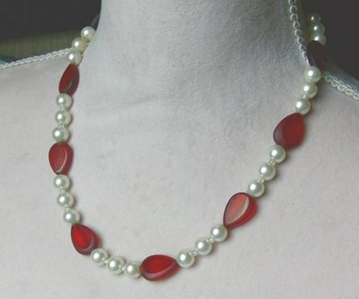 Bild 2: Edelsteinschmuck, Halskette, im rot-weis Design