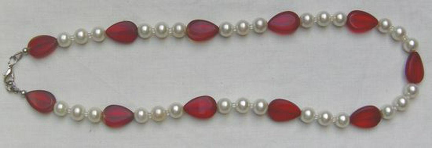 Bild 5: Edelsteinschmuck, Halskette, im rot-weis Design