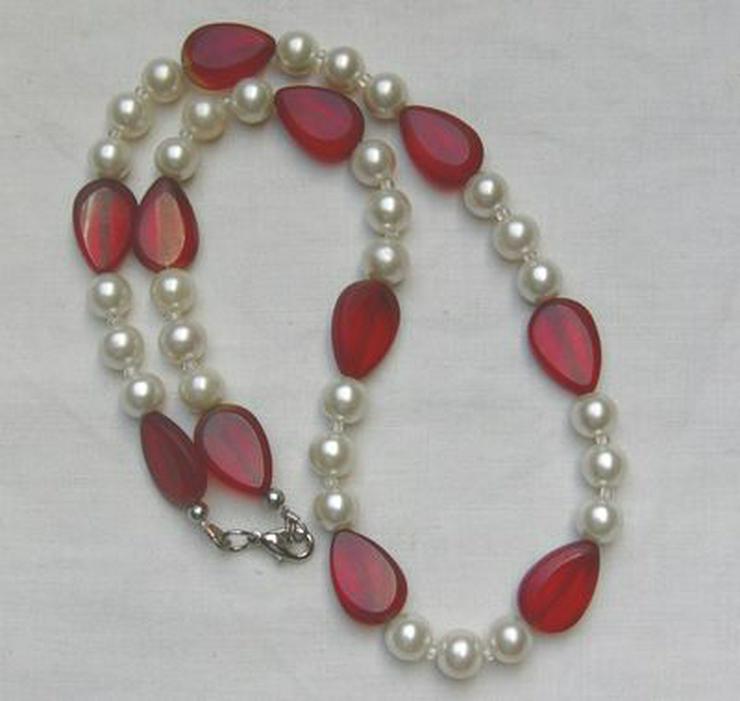 Bild 4: Edelsteinschmuck, Halskette, im rot-weis Design