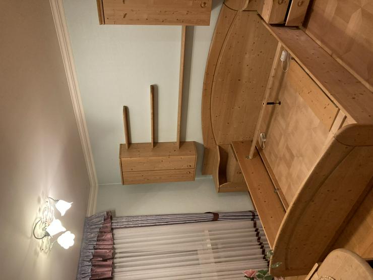 Bild 2: Wohnzimmerschrank und Schlafzimmer 