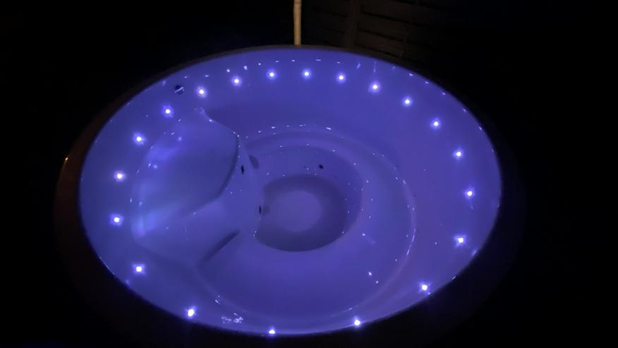 Bade Fass Hot Tubs BE Ø 2 m Badetonne LED 12 Jacuzzi Düsen Holzofen - Entspannung & Massage - Bild 6