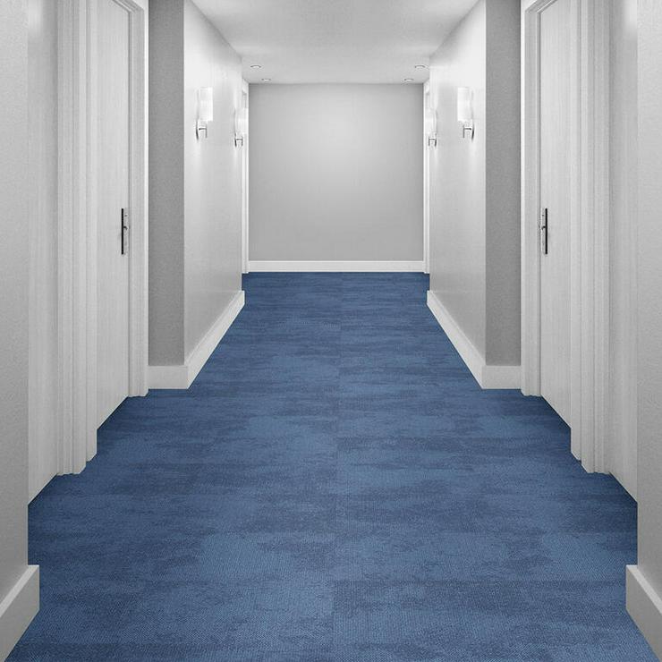 Bild 4: Große Menge blauer Composure-Teppichfliesen von Interface