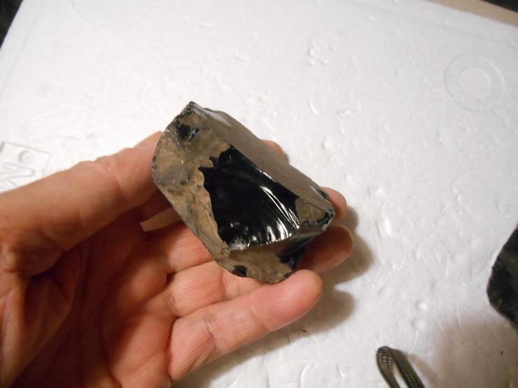 Bild 4: schwarzer TURMALIN........schwarzer OBSIDIAN............Silber-Obsidian