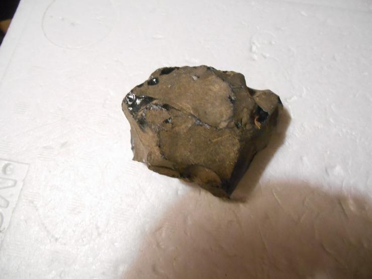 Bild 3: schwarzer TURMALIN........schwarzer OBSIDIAN............Silber-Obsidian