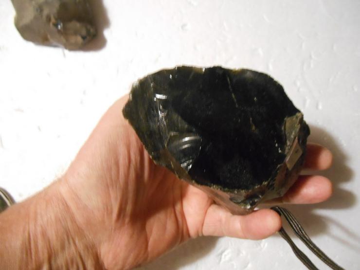 Bild 2: schwarzer TURMALIN........schwarzer OBSIDIAN............Silber-Obsidian