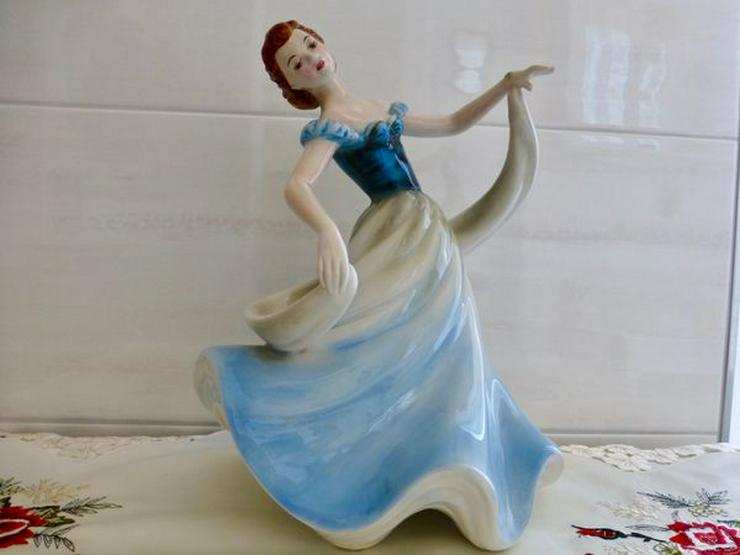 Bild 1: Tänzerin in Blau