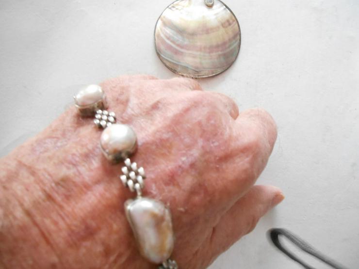 Bild 2: Perlen Armkette u. Perlmutt-Anhänger