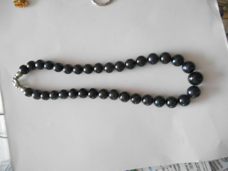 Bild 1: schwarze Perlen aus der Südsee