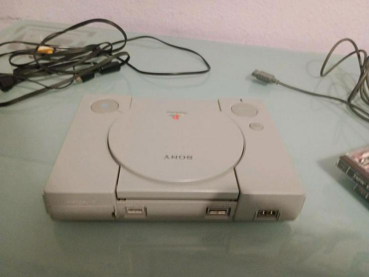 Bild 18: Playstation 1 mit Zubehör und Spielen