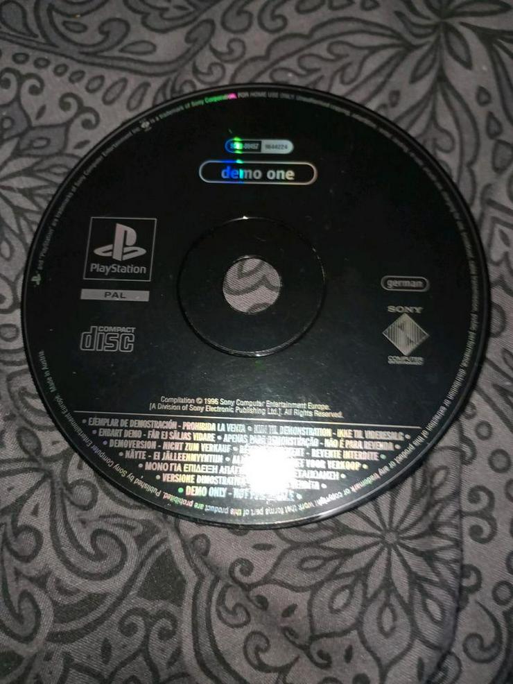 Bild 8: Playstation 1 mit Zubehör und Spielen