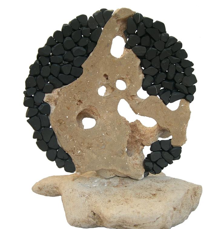 Skulptur aus schwarzem Marmorkiesel