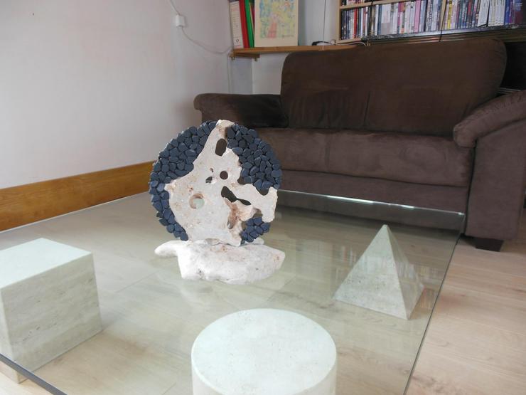 Bild 3: Skulptur aus schwarzem Marmorkiesel