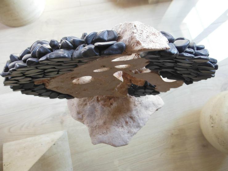 Bild 5: Skulptur aus schwarzem Marmorkiesel