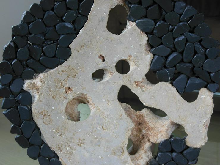 Bild 4: Skulptur aus schwarzem Marmorkiesel