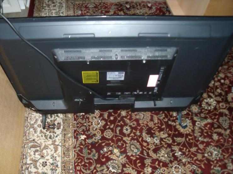 Bild 10: BLAUPUNKT LCD TV 40 Zoll mit Fernbedienung + Silber  Kette.+ DVD Player.