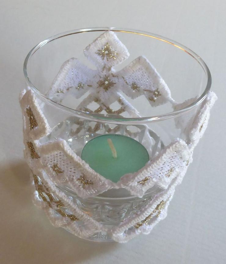 Glasteelicht mit  Engel Hardangerstickerei, blau oder beige - Kerzen & Kerzenständer - Bild 6