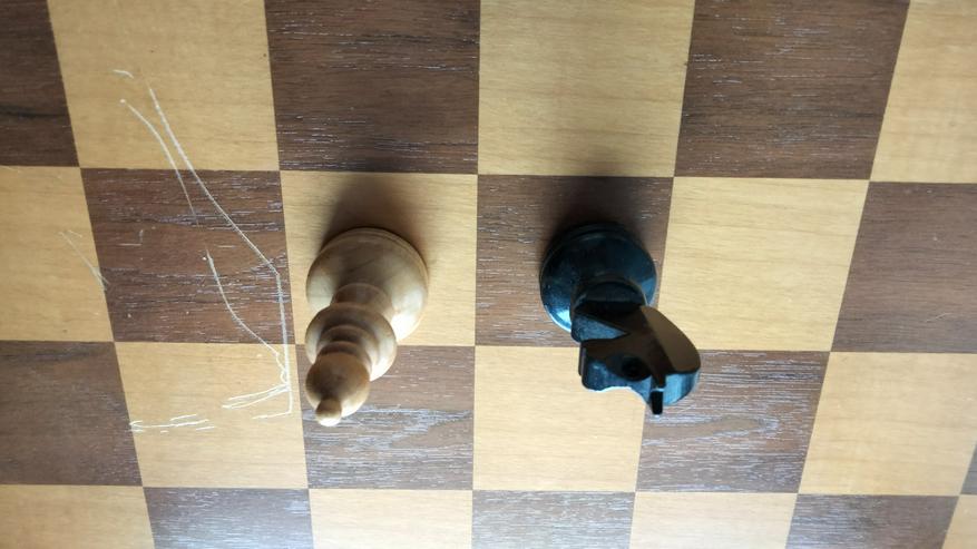 Bild 2: Schachbrett aus Holz komplett mit allen Figuren