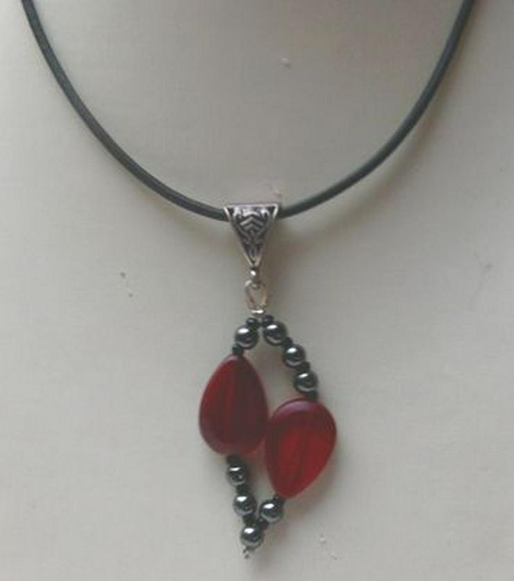 Bild 1: Silberschmuck, Kettenanhänger im rot-schwarz Design