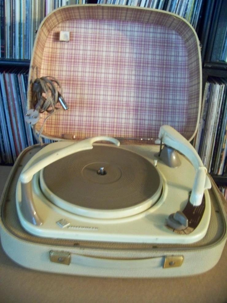 Bild 1: Vintage Koffer-Plattenspieler Telefunken 