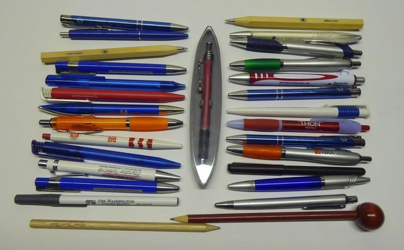 27 Kugelschreiber aus 5 Ländern und  2 Bleistifte aus versch. Ländern  