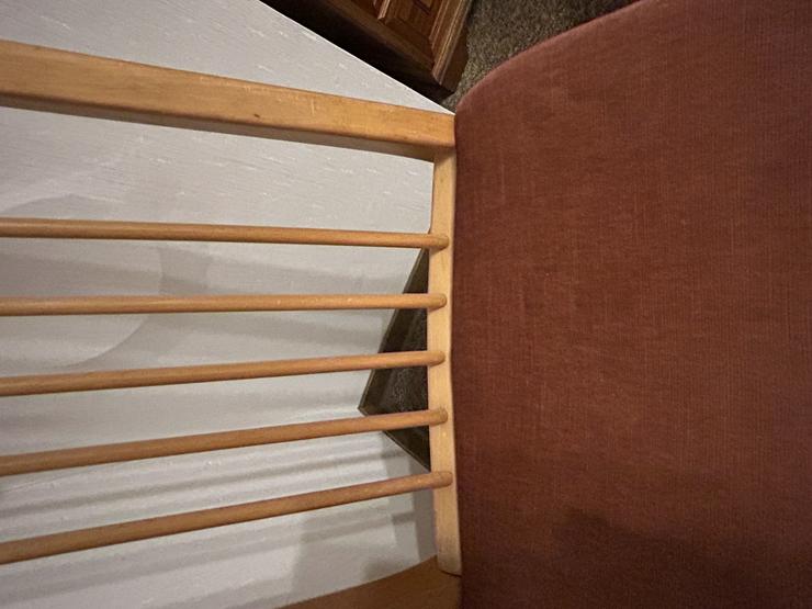 Bild 3: 2 Stühle, Holz, Sitzfläche: Velourstoff Farbe altrosa