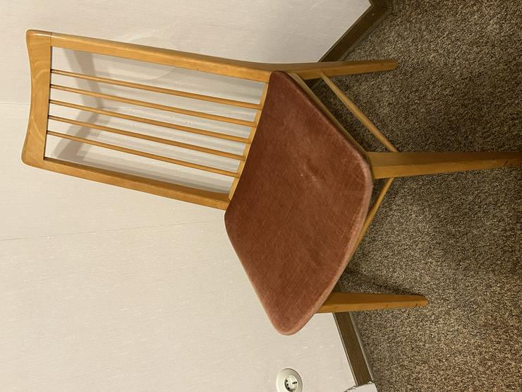 Bild 2: 2 Stühle, Holz, Sitzfläche: Velourstoff Farbe altrosa
